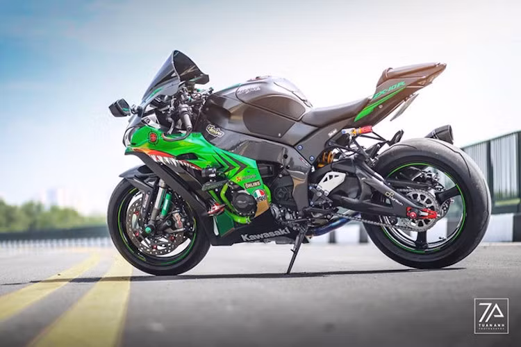 Vốn có màu xanh lá "Kawa" đặc trưng nguyên bản, tuy nhiên chiếc ZX-10R này còn được chủ nhân trang trí lại với bộ tem hình một con cá mập đang "nhe răng" chuẩn bị "xơi tái" con mồi đầy dữ dằn ở hai bên quây gió.