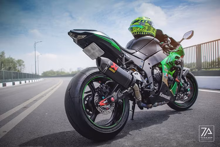 Chiếc superbike Kawasaki Ninja ZX-10R thế hệ mới đã được một người chơi xe tại Sài Gòn độ lại với loạt phụ tùng nổi bật và dàn vỏ trang trí hình ảnh loài cá mập dữ dằn.