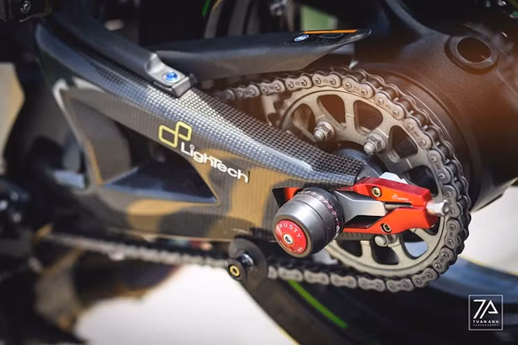 Một số chi tiết ốp carbon như gắp sau và khung khiến cho chiếc ZX-10R càng có vẻ thể thao, gần với những xe đua chuyên nghiệp hơn. Một số món "đồ chơi" như chống đổ trục sau Trusty, tăng sên Lightech và dàn ốc Proti giúp "tô điểm" thêm cho vẻ đẹp của chiếc xe.