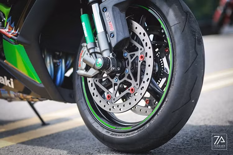 Ở dang nguyên bản, ZX-10R thế hệ mới vốn đã có cặp phuộc Showa Balance Free, phanh đĩa đường kính 220 mm đi kèm cặp heo Brembo M50 Titanium. Những chi tiết này vẫn được giữ nguyên trên bản độ, tuy nhiên lốp trước đã được nâng cấp lên loại Pirelli Supercorsa bám đường hơn nhiều. Dè trước của xe được làm từ sợi carbon, không chỉ đem tới vẻ đẹp độc đáo mà còn giảm trọng lượng cho ZX-10R.