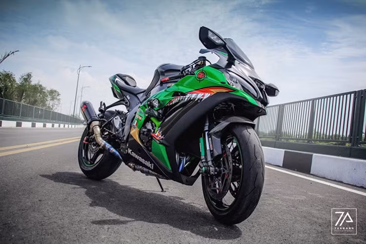 Ra mắt từ triển lãm EICMA 2015, chiếc siêu môtô Kawasaki ZX-10R thế hệ mới hiện đang là một trong những mẫu superbike hàng đầu Thế giới. So với những mẫu superbike khác, ZX-10R mới còn có phần vượt trội hơn nhờ có động cơ 998 cc mạnh tới tới 207 mã lực, trong khi mô-men xoắn cũng đạt tới 113 Nm.
