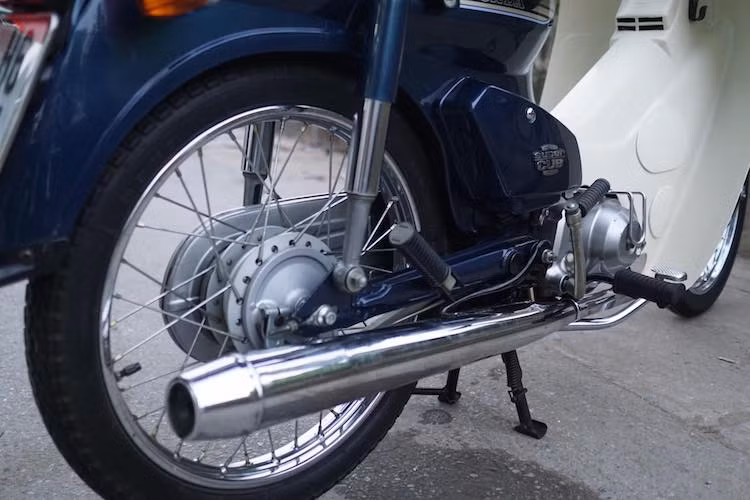 Trên thế hệ này, động cơ của xe cũng đã được bổ sung thêm bộ đề và có kết cấu mô-tơ điện, cuộn điện và bưởng điện phía bên trái như chiếc Cub 100 EX (hay Honda Dream II) xuất hiện 2 năm sau, vào năm 1986. Cũng như sơn thân xe, màu sơn trên bưởng máy cũng lấp lánh nhũ bạc như xe mới.