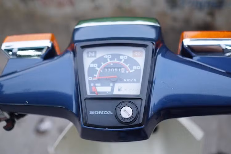 Dù được sản xuất cách đây gần 20 năm (1998) và đã đi được 33.500 km nhưng chiếc xe vẫn còn trong tình trạng hoàn hảo và gần như mới. Chính vậy, chiếc xe máy Super Cub C70 này đang được rao bán với giá lên tới 85 triệu đồng tại Thủ đô Hà Nội.