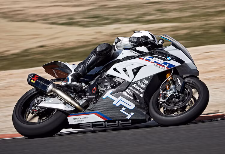 Chỉ có duy nhất một màu sắc là trắng với tem đấu đặc trưng của BMW, HP4 Race sẽ chỉ được sản xuất với số lượng giới hạn 750 chiếc trên toàn Thế giới. Mỗi chiếc xe sẽ được lắp ráp hoàn toàn thủ công bởi một đội đặc biệt của BMW tại Berlin - Đức.