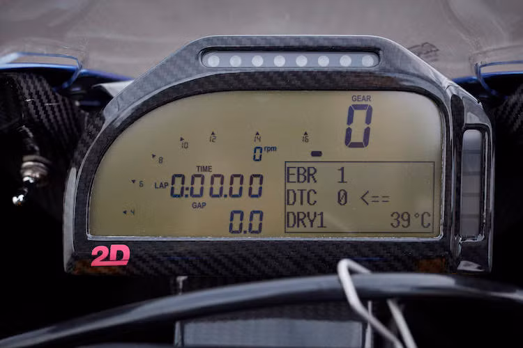 Giống như nhiều mẫu xe khác của BMW Motorrad, HP4 Race cũng là một "kỳ quan công nghệ" trên 4 bánh xe với một loạt các hệ thống điện tử, bao gồm cả hệ thống kiểm soát lực kéo 15 chế độ. Chiếc xe còn có 4 chế độ lái khác nhau cùng với bảng đồng hồ kèm bộ thu thập dữ liệu của hãng 2D Datalogger, với khả năng tính thời gian hoàn thành một vòng đường đua và đo đạc qua GPS.