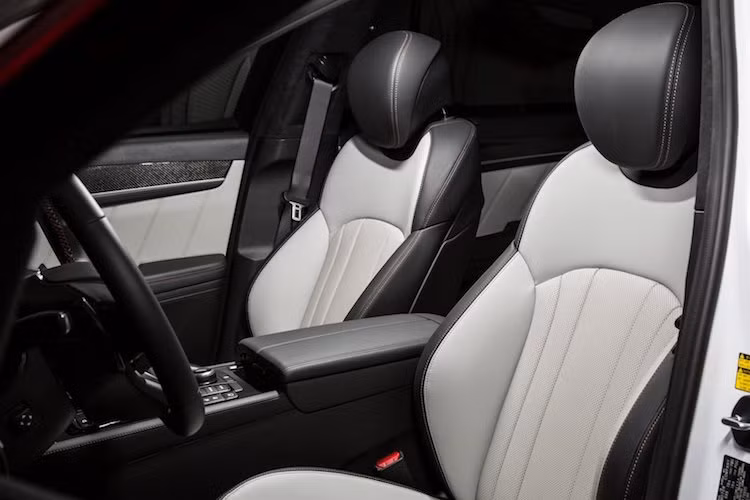 Là một mẫu xe sang Hàn Quốc, các ghế ngồi của G80 Sport đều được bọc da cao cấp, trong khi trần xe bọc trong nhung siêu mịn. Thuộc phiên bản nâng cấp giữa vòng đời của dòng G80, chiếc xe cũng được trang bị thêm 1 cổng USB nữa, kết nối smartphone qua Apple Carplay hay Android Auto và hệ thống âm thanh hi-end của Lexicon.