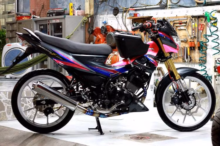 Để làm mới chiếc Suzuki Satria 150 "mắt phượng" của mình, một người chơi xe tại Sài Gòn đã quyết định "độ kiểng" lại chiếc xe với một số phụ tùng cao cấp trước dịp nghỉ lễ 30/4. Dù có kiểu dáng không thay đổi nhiều so với xe nguyên bản nhưng những "đồ chơi" hàng hiệu này đã khiến cho Satria 150 trở nên bắt mắt và ấn tượng hơn nhiều.