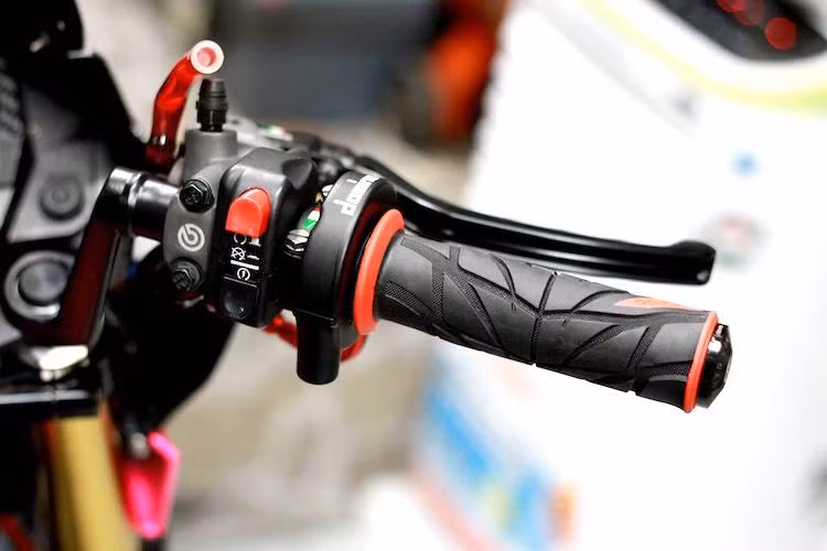 Ở bên tay trái, chiếc xe cũng được trang bị bao tay Spider cùng cùm công tắc rút gọn, nhưng đồng thời còn có cùm phanh Brembo để hoàn thiện cho hệ thống phanh trước.