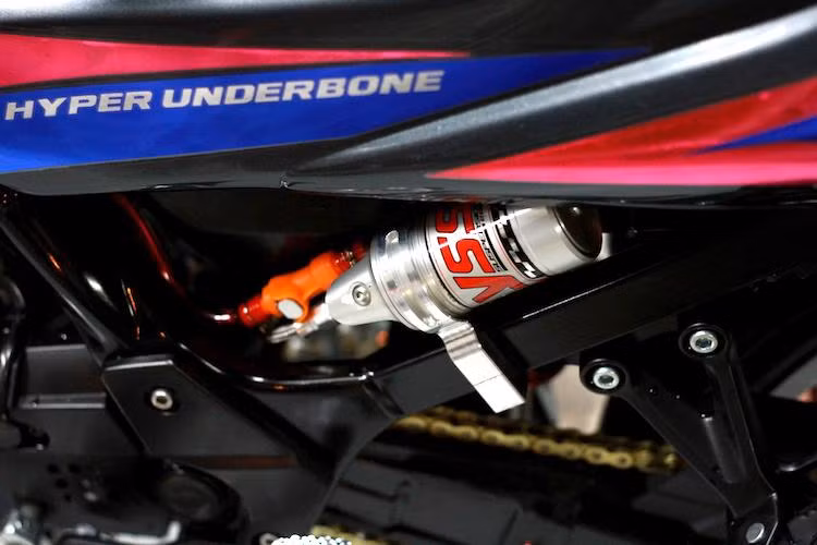 Giống như bánh trước, hệ thống phuộc sau của xe cũng đã được nâng cấp với phuộc monoshock YSS bình dầu rời. Toàn bộ hệ thống treo được nâng cấp khiến Satria 150 ổn định hơn khi vận hành trên đường.