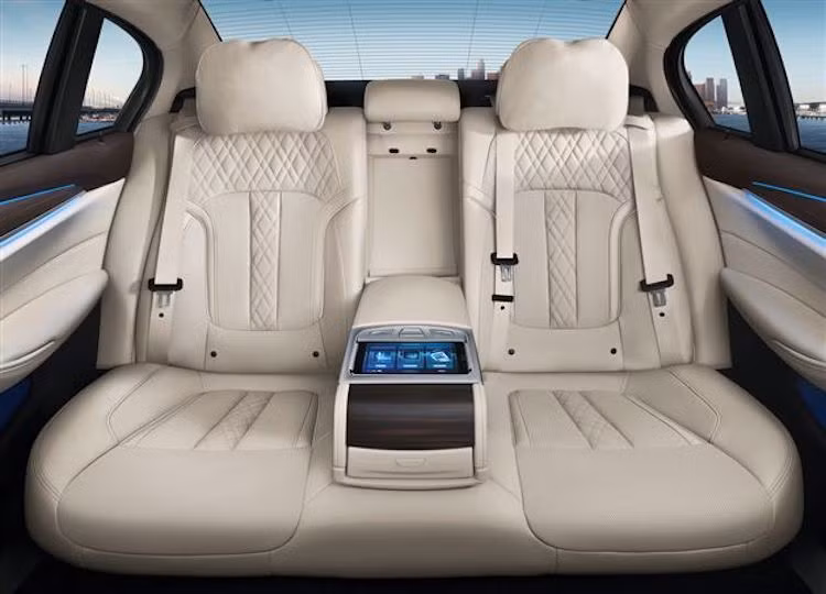 Nhờ có trục cơ sở dài, sedan 5 Series Li có không gian cho hàng ghế sau rộng tương đương với dòng xe sang cao cấp nhất 7 Series. Hàng ghế sau của xe cũng được nâng cấp với các tiện nghi như bảng điều khiển là một màn hình màu cảm ứng, các màn hình 10,25 inch trên lưng ghế trước... Những phiên bản cao cấp của xe sẽ còn có nội thất bọc da Nappa.