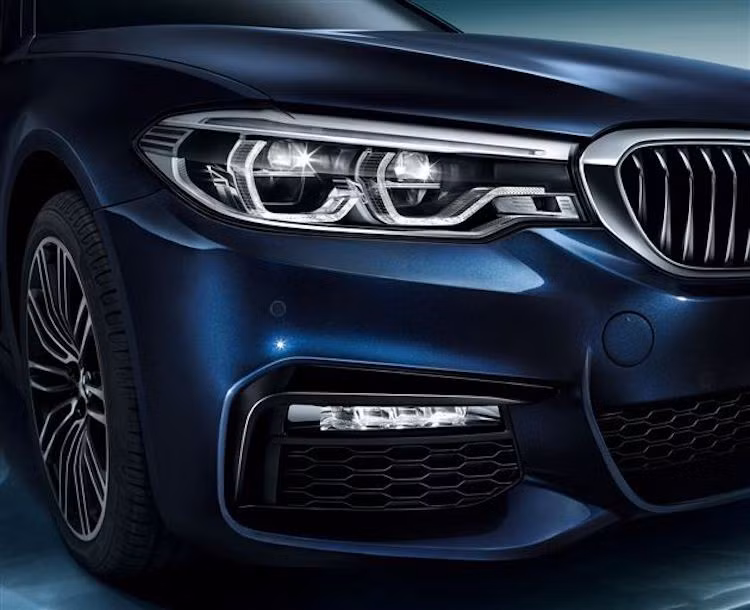 Vào ngày 19/4 tới tại triển lãm ôtô Thượng Hải, BMW sẽ chính thức ra mắt 5 Series Li. Giá bán và thời điểm bán ra của chiếc xe chưa được công bố, và hiện cũng không rõ liệu BMW có định đưa phiên bản này tới các thị trường khác ngoài Trung Quốc hay không.