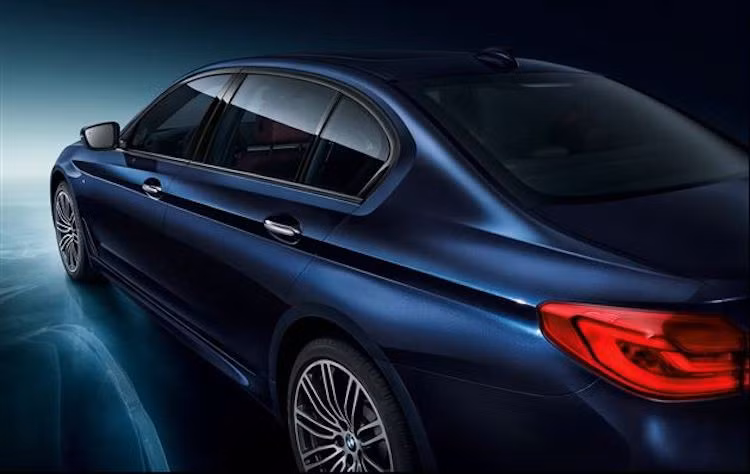 Những hình ảnh chính thức về phiên bản 5 Series Li mới vừa lộ diện trước khi chiếc xe được giới thiệu chính thức. Về thiết kế, 5 Series Li hoàn toàn không có gì thay đổi so với những bản 5 Series thường, ngoại trừ cửa sau dài hơn do trục cơ sở được kéo dài 13,3 cm.