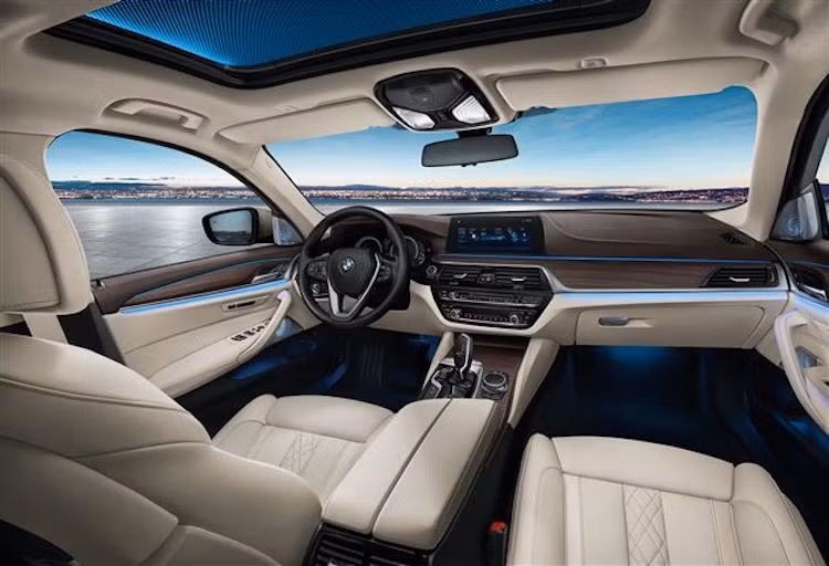 Hàng ghế trước của 5 Series Li không có gì thay đổi so với phiên bản thân ngắn. Ở bên trong nội thất, một lần nữa 5 Series 2017 lại gợi lên cảm giác quen thuộc khi có thiết kế bảng táp-lô rất giống với dòng 7 Series hiện tại. Khác biệt lớn nhất của chiếc xe đó là toàn bộ bảng điều khiển trung tâm cùng màn hình 8.8 inch đã được bố trí nghiêng nhẹ về phía người lái.