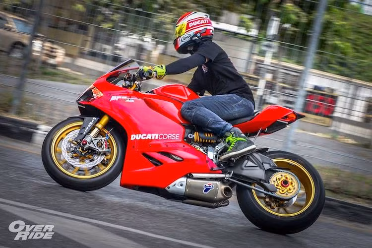 Chiếc superbike "hạng trung" Ducati 899 Panigale đã được người chơi xe Thái Lan nâng cấp "full bài" với nhiều phụ kiện "hàng hiệu" và "dàn chân" lấy từ Ducati 1299 Panigale S.