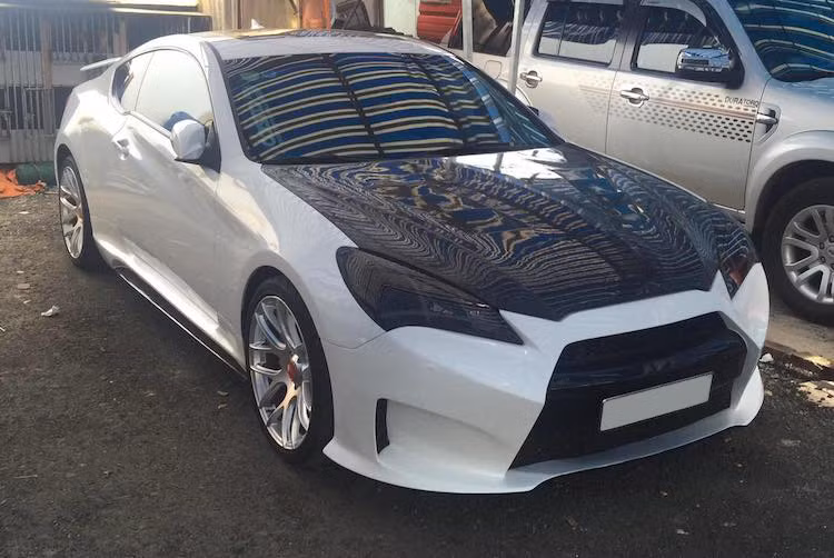 Do có giá bán hợp lý, dẫn động cầu sau, kiểu dáng đẹp và động cơ dễ độ, dòng xe coupe thể thao Hyundai Genesis Coupe có khá nhiều người chơi tại Việt Nam. Trong đó, một trong những cách chơi được người dùng xe Genesis Coupe ưa chuộng đó là độ lại bodykit thể thao.