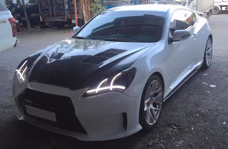 Sở hữu chiếc Genesis Coupe đời 2010 trước facelift, một người chơi xe tại Sài Gòn đã độ lại ngoại thất của chiếc xe để nó trở nên thể thao và cá tính hơn. Trong đó, "bộ mặt" của chiếc xe ở phía trước đã hoàn toàn thay đổi khi được chủ nhân lắp cản trước thể thao có tên gọi Legato của hãng ARK Performance.