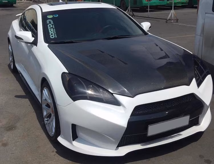 Nằm bên dưới nắp ca-pô, chiếc Genesis vẫn giữ nguyên động cơ 2.0l 4 xi-lanh thẳng hàng tăng áp với công suất tối đa 210 mã lực và mô-men xoắn cực đại 319 Nm. Động cơ này truyền sức mạnh tới cầu sau của xe thông qua hộp số tự động 5 cấp.