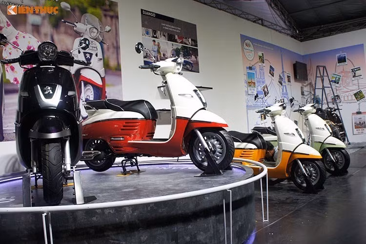 Lần đầu tiên tham gia VMCS, hãng xe Pháp Peugeot sẽ dành một khu trưng bày khá lớn để trình diễn sản phẩm chủ lực là dòng tay ga Django. Ngoài ra, hãng cũng sẽ trưng bày tại VMCS 2017 một số mẫu maxi scooter khác.