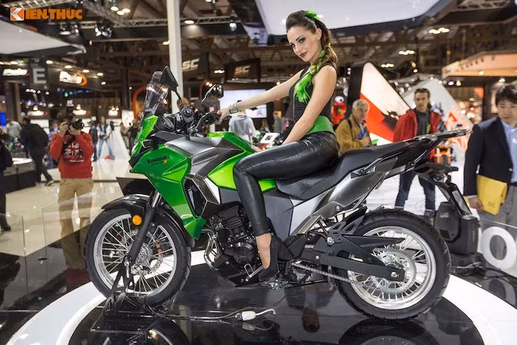 Năm ngoái, Kawasaki đã chọn VMCS 2016 làm nơi ra mắt chính thức dòng superbike Ninja ZX-10R thế hệ mới. Tại VMCS 2017, có khả năng cao dòng xe địa hình adventure Versys-X 300 sẽ "chào sân" Việt Nam với giá bán dự kiến trên 140 triệu đồng. Bên cạnh Versys-X 300, dòng xe mới của Kawasaki là chiếc Z900 chắc chắn cũng không thể vắng mặt.
