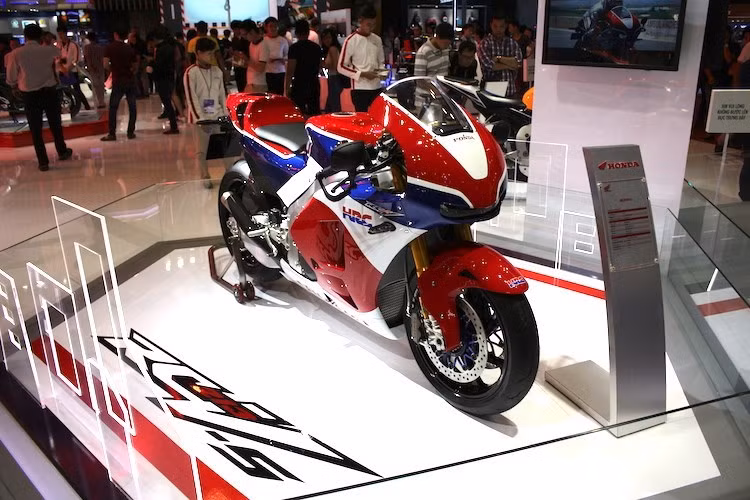 Từng góp mặt tại VMCS 2016 một cách hoành tráng với các mẫu xe concept và xe "khủng" như cặp đôi MotoGP RC213V - RC213V-S, X-ADV, Super Cub EV... Honda năm nay khá "kín tiếng" về kế hoạch tại VMCS 2017. Tuy nhiên theo đại diện của Honda chia sẻ với phóng viên Kiến Thức, hãng sẽ có "nhiều điều bất ngờ" dành cho những người yêu xe.