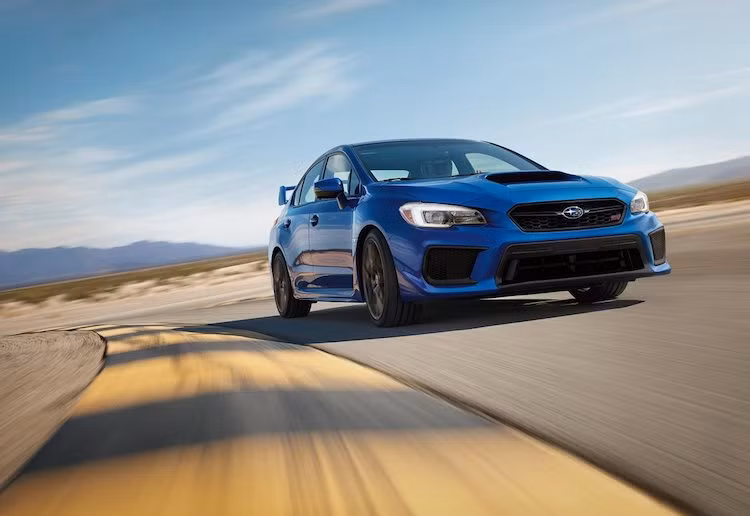 Trên phiên bản 2018, WRX STI vẫn tiếp tục sử dụng động cơ xăng 4 xi-lanh nằm ngang Boxer tăng áp, để đạt công suất tối đa 305 mã lực và mô-men xoắn cực đại 393 Nm. Có tên mã là EJ257, khối động cơ này cũng đã từng được trang bị cho WRX STI đời trước. Đi kèm với động cơ là hệ dẫn động 4 bánh DCCD và hộp số sàn 6 cấp.