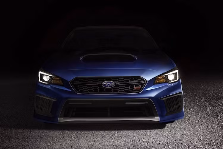 Ở bên ngoài, WRX STI 2018 đã được sửa đổi lại một số chi tiết. Trong đó, dễ nhận ra nhất là lưới tản nhiệt mới cùng với cản trước sắc sảo hơn, góc cạnh hơn với các khe hút gió lớn. Tuy nhiên, với cản trước mới, WRX STI cũng đồng thời không còn đèn sương mù như phiên bản cũ.