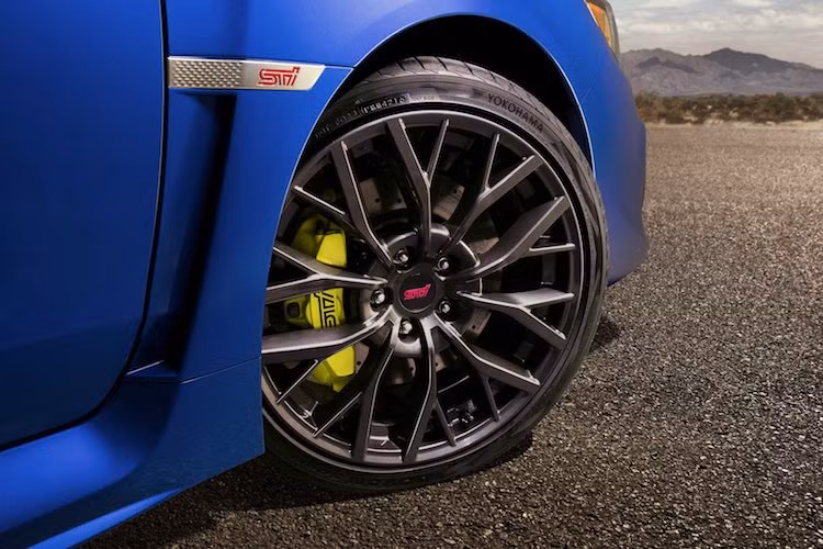 Bên cạnh cản trước, chiếc xe còn có bộ mâm đúc 19 inch mới với thiết kế 10 cánh kép theo phong cách xe đua rally được sơn màu xám. Ngoài những đặc điểm nêu trên, WRX STI 2018 không có sự thay đổi về thiết kế so với đời cũ. Không giống chiếc sedan hạng C Impreza bình thường, phiên bản này có các vòm bánh rộng hơn và cánh đuôi lớn phía sau.