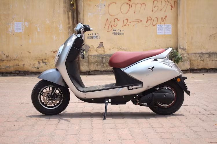 Các kích thước D x R x C của Anbico Diamond lần lượt là 1770x750x1040 mm, khoảng cách giữa 2 trục bánh xe 1260 mm. Chiều cao yên xe 740 mm, khoảng cách từ gầm xe xuống mặt đất 150 mm. Với những thông số này, chiếc xe tỏ ra cực kỳ phù hợp với nữ giới.