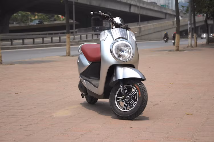 Có tên mã là AP1608, Anbico Diamond là mẫu xe đầu tiên được hãng xe điện Anbico tung ra trong năm 2017, sau một loạt các dòng xe khác nhau trong năm ngoái. Về tổng thể, Anbico Diamond có kiểu dáng như một chiếc xe tay ga cỡ nhỏ chạy xăng truyền thống, hướng tới đối tượng nữ giới.