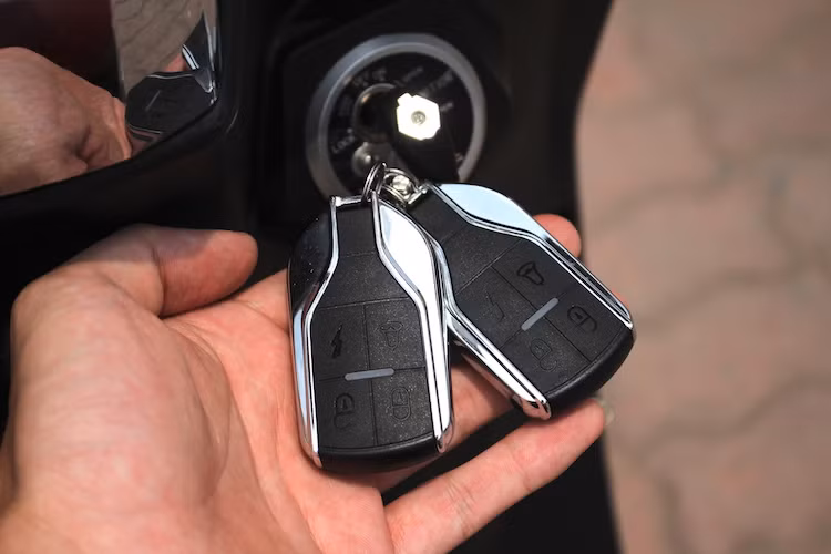 Ổ khóa của Anbico Diamond có dạng khóa từ 2 cấp giống nhiều mẫu xe máy hiện nay. Tuy nhiên, chiếc xe còn có thêm bộ điều khiển với các chức năng đóng/mở khóa và tìm kiếm từ xa, tương tự nhiều dòng xe tay ga chạy xăng cao cấp hiện nay.