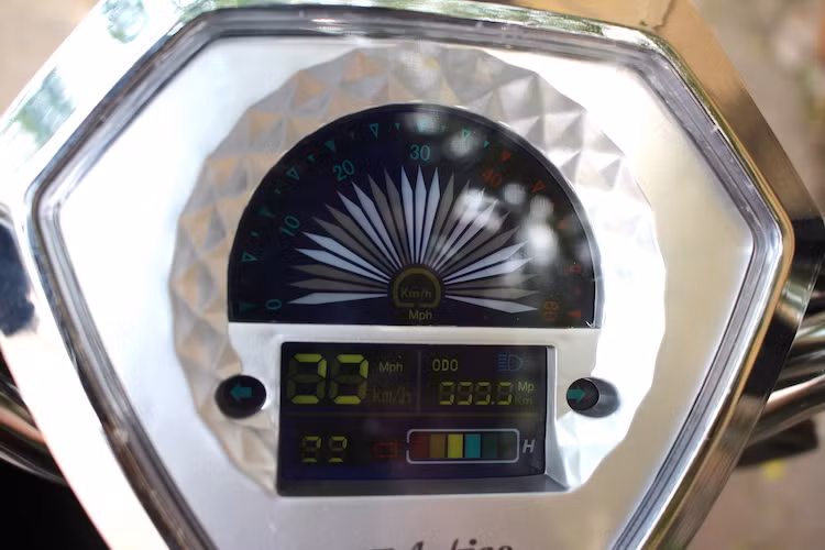 Bảng đồng hồ cũng là một chi tiết nổi bật của Anbico Diamond khi hoàn toàn là loại kỹ thuật số. Màn hình phía trên chỉ báo tốc độ của chiếc xe, trong khi phía dưới là các thông tin khác như mức điện bình và quãng đường đi được, Mặt đồng hồ được tạo hình giống như một viên kim cương, trong khi phần viền màn hình cũng được đúc nổi những góc cạnh giống như loại đá quý này.