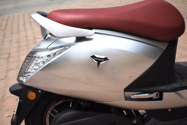 Mô-típ kim cương như tên gọi Diamond của chiếc xe tiếp tục xuất hiện ở logo nổi nằm hai bên thân của Anbico Diamond. Những bề mặt cong tròn hai bên thân xe cùng kích thước nhỏ khiến Diamond phần nào đó gợi nhớ về chiếc Piaggio Zip đời trước. Bàn để chân cho người ngồi sau có lẫy lò xo tự bật ra khi nhấn vào, khá thuận tiện.