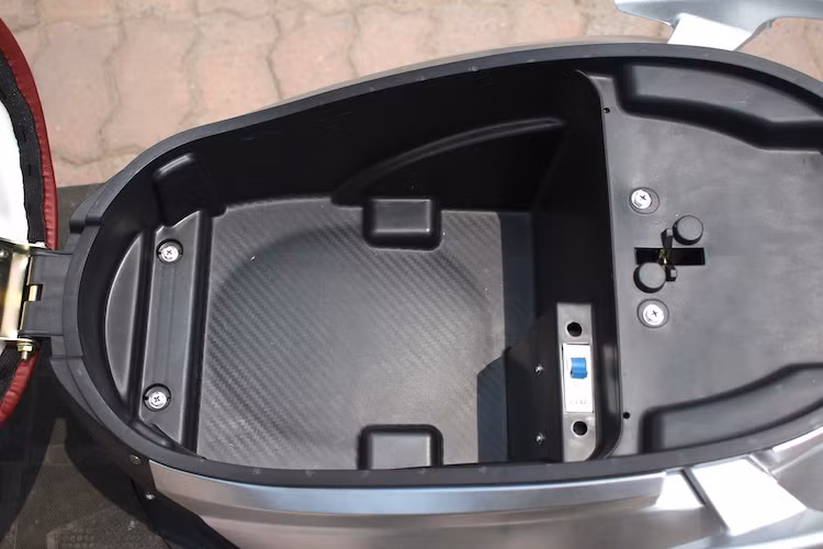 Anbico Diamond có sàn để chân phẳng, giúp phái đẹp có thể dễ dàng leo lên xe hơn khi mặc váy. Sàn để chân của xe cũng có bề mặt có hoa văn chống trượt. Bên dưới yên là một hộc chứa đồ đủ để có thể cất giữ những đồ dùng cá nhân hoặc một mũ bảo hiểm nửa đầu nhỏ. Ổ khóa yên xe được tích hợp với khóa điện.