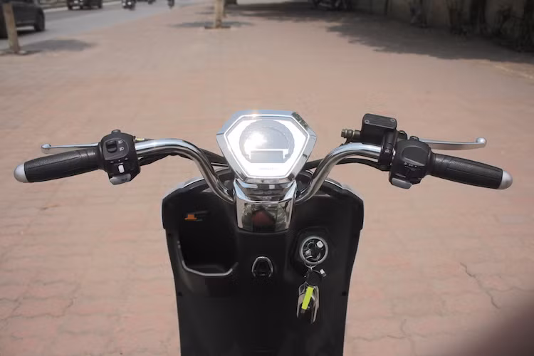 Tay lái của xe có ghi-đông trần và đặt khá cao, được tích hợp đầy đủ các cùm công tắc điện trái phải với chức năng như trên một chiếc xe máy bình thường. Ở chính giữa tay lái là bảng đồng hồ được bảo vệ xung quanh bởi lớp vỏ kim loại mạ bóng bắt mắt.