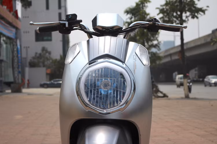 Kiểu dáng của Anbico Diamond 2017 mang hơi hướng cổ điển "retro" - xu hướng được khá nhiều hãng xe đang áp dụng như Honda với dòng Scoopy, Yamaha Fino... Điểm nhấn ở phần đầu của xe là đèn pha lớn, với chóa pha màu xanh và viền bên ngoài bởi một dải đèn LED hiện đại. Hai bên góc mặt nạ trước là cặp xi-nhan với các góc cạnh và chóa có vân nổi như các cạnh của một viên kim cương.