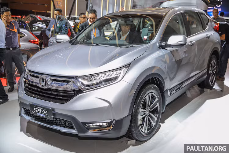 Kể từ khi được ra mắt lần đầu vào 2 thập kỷ trước, CR-V đã trở thành một trong những dòng xe hơi có doanh số cao nhất của Honda. Honda CR-V đời 2017 hoàn toàn mới vừa được chính thức ra mắt Thế giới vào tháng 10 năm ngoái. Sau khi "đặt chân" tới Đông Nam Á lần đầu tiên tại triển lãm Bangkok - Thái Lan vào tháng trước, Honda CR-V mới đã tiếp tục có mặt ở Indonesia.