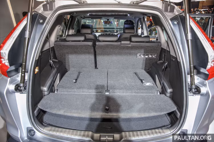 Nhờ có trục cơ sở dài hơn, hàng ghế sau có thêm 53 mm khoảng để chân cho người ngồi, trong khi thể tích khoang hành lý tăng thêm 56,6 lít, đạt 1104 lít. Bản 1.5 Prestige còn có cửa phía sau đóng mở bằng điện.