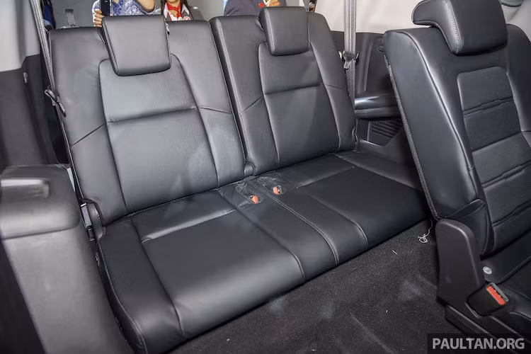 Chưa dừng lại ở đó, bản 1.5l turbo Prestige cao cấp nhất còn có nội thất bọc da, camera lùi đa góc, cửa sổ trời panorama, 7 túi khí. Ngoài ra, chỉ có các bản turbo mới có 3 hàng ghế với 7 chỗ ngồi, trong khi bản 2.0 có 5 chỗ và 2 hàng ghế. Những trang bị cơ bản của cả 2 phiên bản gồm hệ thống giữ ga tự động, vô-lăng có nút âm thanh, đèn LED ban ngày, phanh tay điện tử, hệ thống ổn định VSA, hệ thống hỗ trợ khởi động trên dốc...