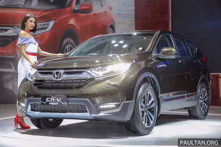 Mọi phiên bản đều sẽ được trang bị hộp số tự động vô cấp CVT. Vừa ra mắt tại triển lãm xe Quốc tế Indonesia IIMS, Honda CR-V 2017 mới sẽ được bán với giá từ 432 triệu Rupiah cho bản 2.0l (tương đương 737 triệu đồng). Phiên bản 1.5 Turbo có giá 468 triệu Rupiah (tương đương 798 triệu đồng) và bản 1.5 Turbo Prestige cao nhất giá 508 triệu Rupiah (tương đương 866 triệu đồng.