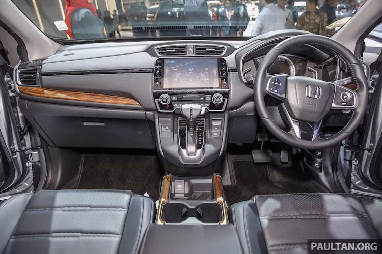 Ở bên trong nội thất, CR-V thế hệ mới đã có bảng táp-lô với nhiều góc cạnh hơn so với thế hệ trước và được thiết kế với tính công thái học cao hơn, thân thiện hơn với người dùng. Nằm ở vị trí trung tâm là hệ thống thông tin giải trí hỗ trợ các kết nối smartphone Apple Carplay và Android Auto. So với phiên bản CR-V 2017 tại Thái, bản Indonesia sử dụng cần số truyền thống thay vì nút bấm chuyển số.