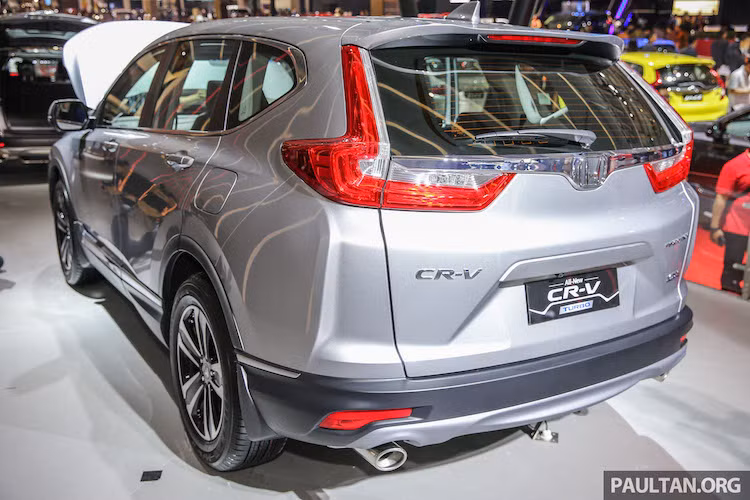 Ở hai bên thân xe, CR-V thế hệ mới cũng có thiết kế với nhiều điểm mới mẻ. Phiên bản 1.5l tăng áp ở thị trường Indonesia sẽ có mâm 5 cánh 2 tông màu, trong khi bản 2.0 có mâm 6 cánh lạ mắt. Trong khi đó, đuôi xe nổi bật với những đường nét góc cạnh hơn, đèn hậu LED hình chữ L và thanh mạ chrome chạy ngang. So với thế hệ trước, CR-V mới có trục cơ sở dài hơn 41 mm.