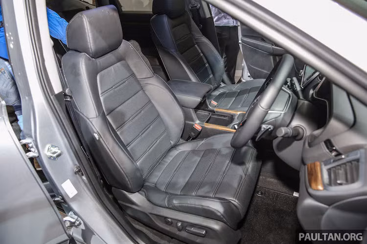 Phiên bản 2.0l của xe có màn hình kích thước 7 inch, trong khi bản 1.5l Turbo sửu dụng màn hình lên tới 9 inch. Các trang bị cao cấp hơn trên phiên bản này gồm có ốp gỗ, điều hòa không khí 2 vùng với bộ lọc khí nano, khe gió điều hòa cho hàng ghế sau ở trên nóc xe, khóa thông minh, ghế lái điều chỉnh 8 hướng...