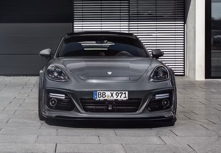 Với gói Grand GT, ngoại hình của Panamera Turbo đã được "lột xác" để trở nên "ngầu" và thể thao hơn cả nhiều siêu xe hiện nay. Ở phía trước, Techart đã thay cho chiếc xe cản trước mới với các khe gió lớn hơn cùng thiết kế góc cạnh và khí động học hơn, phần nào đó liên tưởng tới phiên bản 911 GT3 RS của dòng 911.