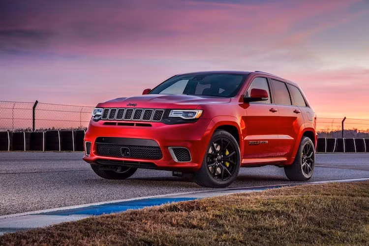 Từng được đồn đại khá nhiều trước đây, mẫu siêu xe SUV Jeep Grand Cherokee Trackhawk đã được hãng xe địa hình Jeep công bố trước thềm triển lãm New York 2017 sắp diễn ra. Dựa trên bản thể thao Grand Cherokee SRT trước đó, phiên bản Trackhawk đã chính thức trở thành mẫu SUV sản xuất hàng loạt mạnh nhất Thế giới.
