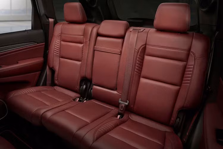 Ngoài những thay đổi trên, Grand Cherokee Trackhawk cũng sở hữu cabin sang trọng và tiện nghi như các bản Grand Cherokee cao cấp. Với chế độ Valet Mode, chiếc xe sẽ bị giới hạn công suất, bật hệ thống ổn định điện tử, khóa ở số 1 và tắt hệ thống hỗ trợ "đề pa" Launch Control nhằm hạn chế tai nạn khi chủ xe giao chìa khóa cho người khác, chẳng hạn như nhân viên đỗ xe ở khách sạn.