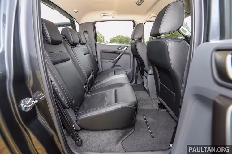 Nội thất của xe được bọc giả da với dòng chữ FX4 dập nổi trên lưng mỗi ghế trước, trong khi bên dưới sàn xe có thảm trải với chữ Ranger. Hàng ghế trước của xe vẫn chỉnh cơ 4 hướng, trong khi hàng ghế sau không có cửa gió điều hòa độc lập.