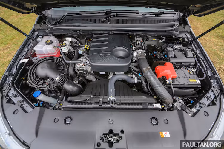 Trên phiên bản FX4, động cơ 4 xi-lanh tăng áp 2.2l chạy diesel của bản XLT vẫn được giữ nguyên, đạt công suất tối đa 158 mã lực và mô-men xoắn cực đại 385 Nm. Sức mạnh động cơ được truyền tới hệ dẫn động 4 bánh thông qua hộp số tự động 6 cấp.