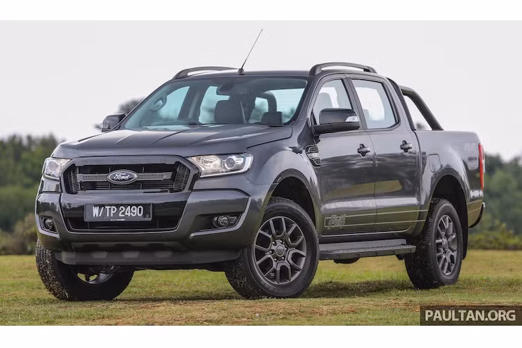 Để cung cấp thêm cho khách hàng một lựa chọn bán tải với các trang bị như phiên bản XLT thấp nhưng có ngoại hình "ngầu" như bản Wildtrak, Ford vừa công bố thêm phiên bản mới của dòng bán tải cỡ trung Ranger với tên gọi Ford Ranger FX4 mới. Phiên bản này dựa trên chiếc XLT 2.2l.