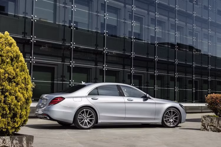 Vừa được công bố tại Thượng Hải, Mercedes S-Class 2018 chưa có giá và thời điểm bán ra chính thức. Tuy nhiên nhiều khả năng phải tới cuối năm, chiếc xe mới bắt đầu được bán ra tại thị trường châu Âu đầu tiên.