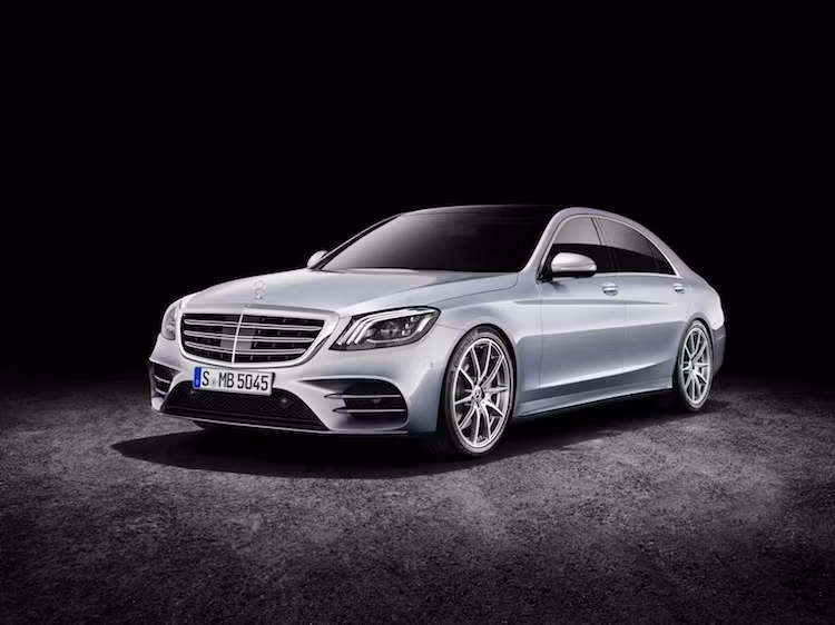 Thế hệ xe sang S-Class của Mercedes, với tên mã W222 mới chỉ vừa được ra mắt lần đầu tiên vào năm 2003 và hiện vẫn là một trong những dòng sedan cao cấp hạng F hiện đại, được ưa chuộng nhất. Không "ngủ quên" trên chiến thắng, phiên bản Mercedes S-Class 2018 nâng cấp giữa vòng đời đã tiếp tục được Mercedes công bố tại triển lãm ôtô Thượng Hải.